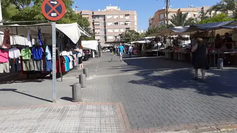 Mercadillo de la Plaza de Madrid de Elche en su nueva ubicación. Mercadillo de la Plaza de Madrid de Elche en su nueva ubicación.