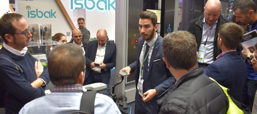 Visita técnica de la edición pasada del curso, en el stand de Vectalia en el evento SCEWC19 (Barcelona). Visita técnica de la edición pasada del curso, en el stand de Vectalia en el evento SCEWC19 (Barcelona).