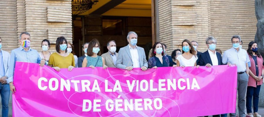 Los portavoces de los grupos municipales concentrados en las puertas del consistorio Los portavoces de los grupos municipales concentrados en las puertas del consistorio