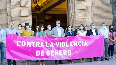 Los portavoces de los grupos municipales concentrados en las puertas del consistorio Agresión sexual