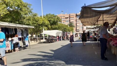 Mercadillo de la Plaza de Madrid de Elche en su nueva ubicaci&oacute;n.