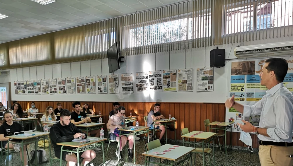 Rubén Alfaro, alcalde de Elda en el INES La Melva. Rubén Alfaro, alcalde de Elda en el INES La Melva.