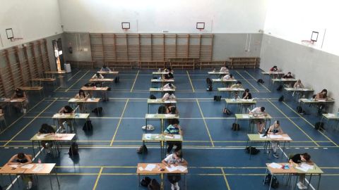Alumnos en la Selectividad de 2020 en el IES Misteri d'Elx de Elche.