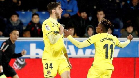 Fer Ni&ntilde;o celebra un gol junto a Samu Chukwueze