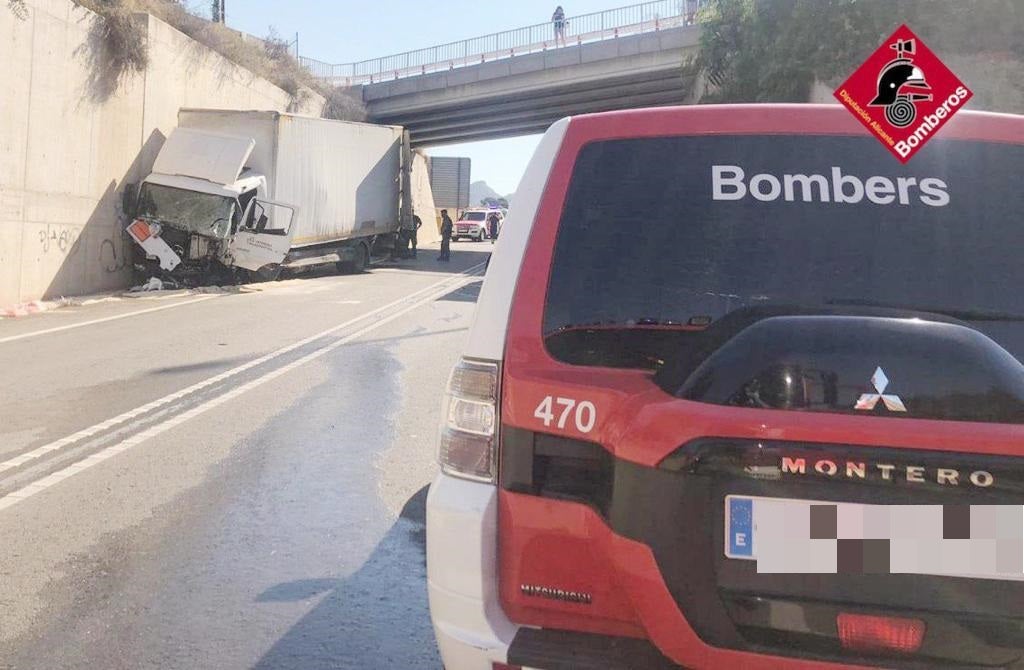 La colisión frontal de un camión de mercancías peligrosas y una furgoneta provoca dos heridos en Elda La colisión frontal de un camión de mercancías peligrosas y una furgoneta provoca dos heridos en Elda