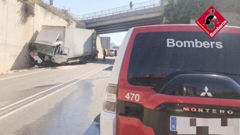 El cami&oacute;n involucrado en el accidente en Elda.