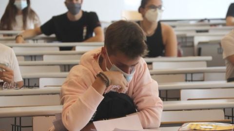 Un alumno acude a un examen con mascarilla