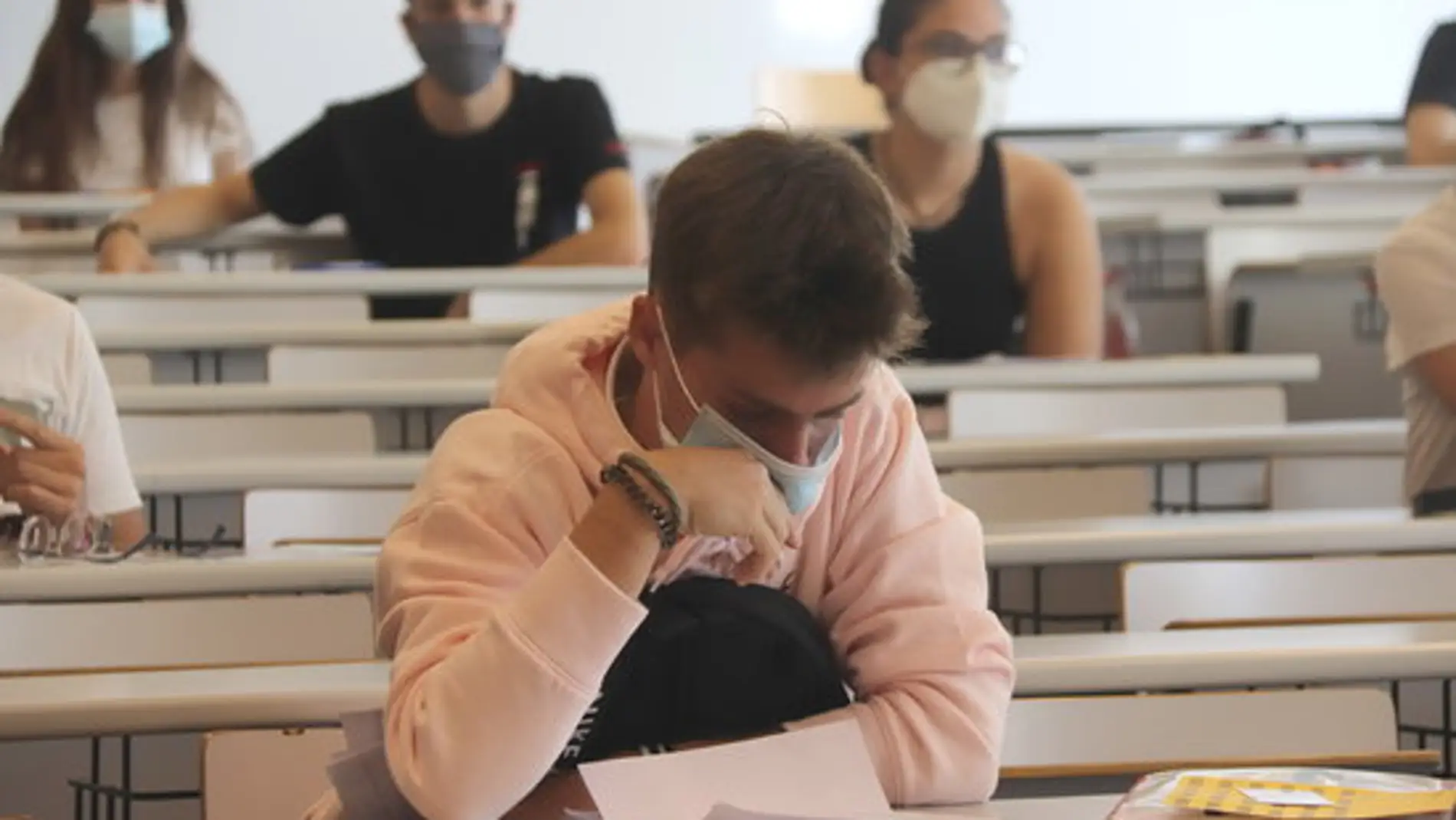 Un alumno acude a un examen con mascarilla