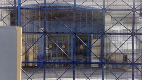 Imatge de la porta principal del CIE de la Zona Franca Imatge de la porta principal del CIE de la Zona Franca