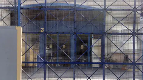 Imatge de la porta principal del CIE de la Zona Franca Imatge de la porta principal del CIE de la Zona Franca
