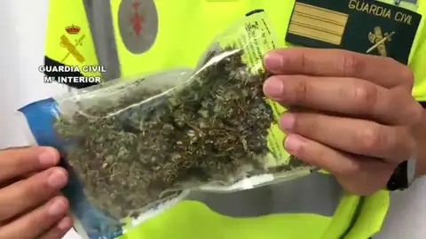 Detenida por conducir sin carné, drogada y con marihuana en el vehículo Detenida por conducir sin carné, drogada y con marihuana en el vehículo