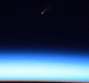 Foto del cometa NEOWISE tomada desde la Estación Espacial Internacional por el astronauta Ivan Vagner Foto del cometa NEOWISE tomada desde la Estación Espacial Internacional por el astronauta Ivan Vagner