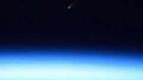 Foto del cometa NEOWISE tomada desde la Estación Espacial Internacional por el astronauta Ivan Vagner Cometa