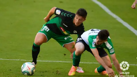 Dani Escriche, en un lance del juego del encuentro ante el Racing de Santander. Dani Escriche, en un lance del juego del encuentro ante el Racing de Santander.