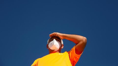 Un hombre con mascarilla en las playas de Barcelona