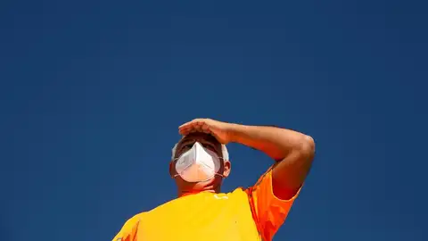 Un hombre con mascarilla en las playas de Barcelona Un hombre con mascarilla en las playas de Barcelona