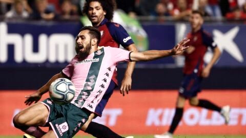 Borja Iglesias y Aridane, en un Osasuna-Betis.