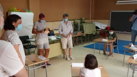 Pilar Zamora en una de las clases de la Escuela Municpal de Verano del Colegio P&uacute;blico Ferroviario