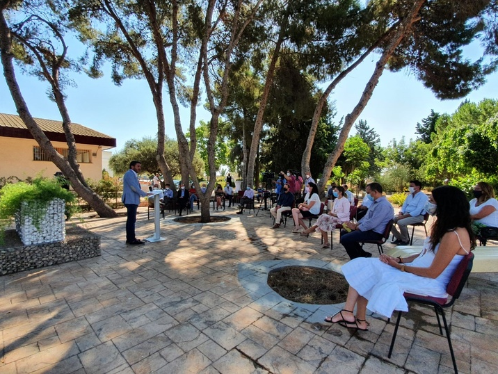 Los agentes agroambientales encargados de vigilar a los agricultores serán contratados y pagados por los propios agricultores. Los agentes agroambientales encargados de vigilar a los agricultores serán contratados y pagados por los propios agricultores.