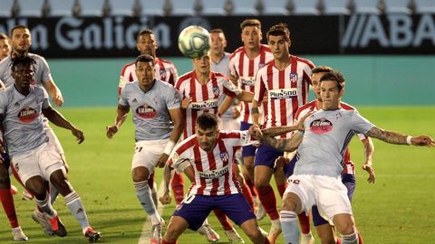 La defensa del Celta en un momento del encuentro. 