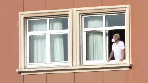En la imagen, el jugador del Fuenlabrada Chico Flores, se asoma este mi&eacute;rcoles a una ventana del hotel Finisterre