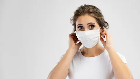 Mujer con mascarilla Mujer con mascarilla