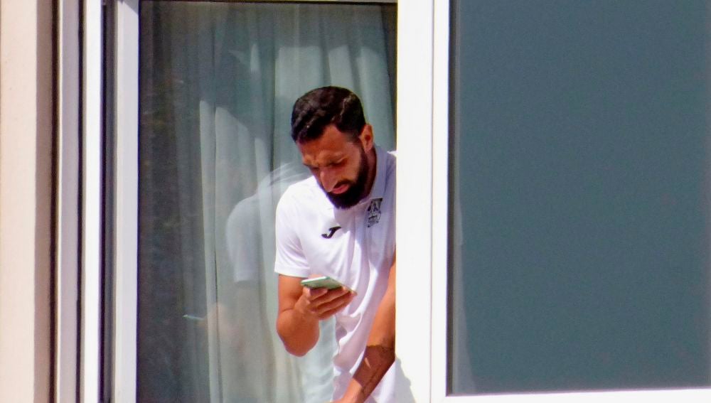 José Rodríguez, jugador del Fuenlabrada, se asoma a una de las ventanas del hotel Finisterre de A Coruña