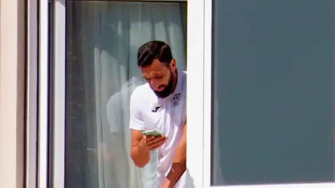 José Rodríguez, jugador del Fuenlabrada, se asoma a una de las ventanas del hotel Finisterre de A Coruña José Rodríguez, jugador del Fuenlabrada, se asoma a una de las ventanas del hotel Finisterre de A Coruña