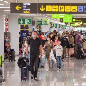 Viajeros en la terminal de llegadas del aeropuerto de Palma