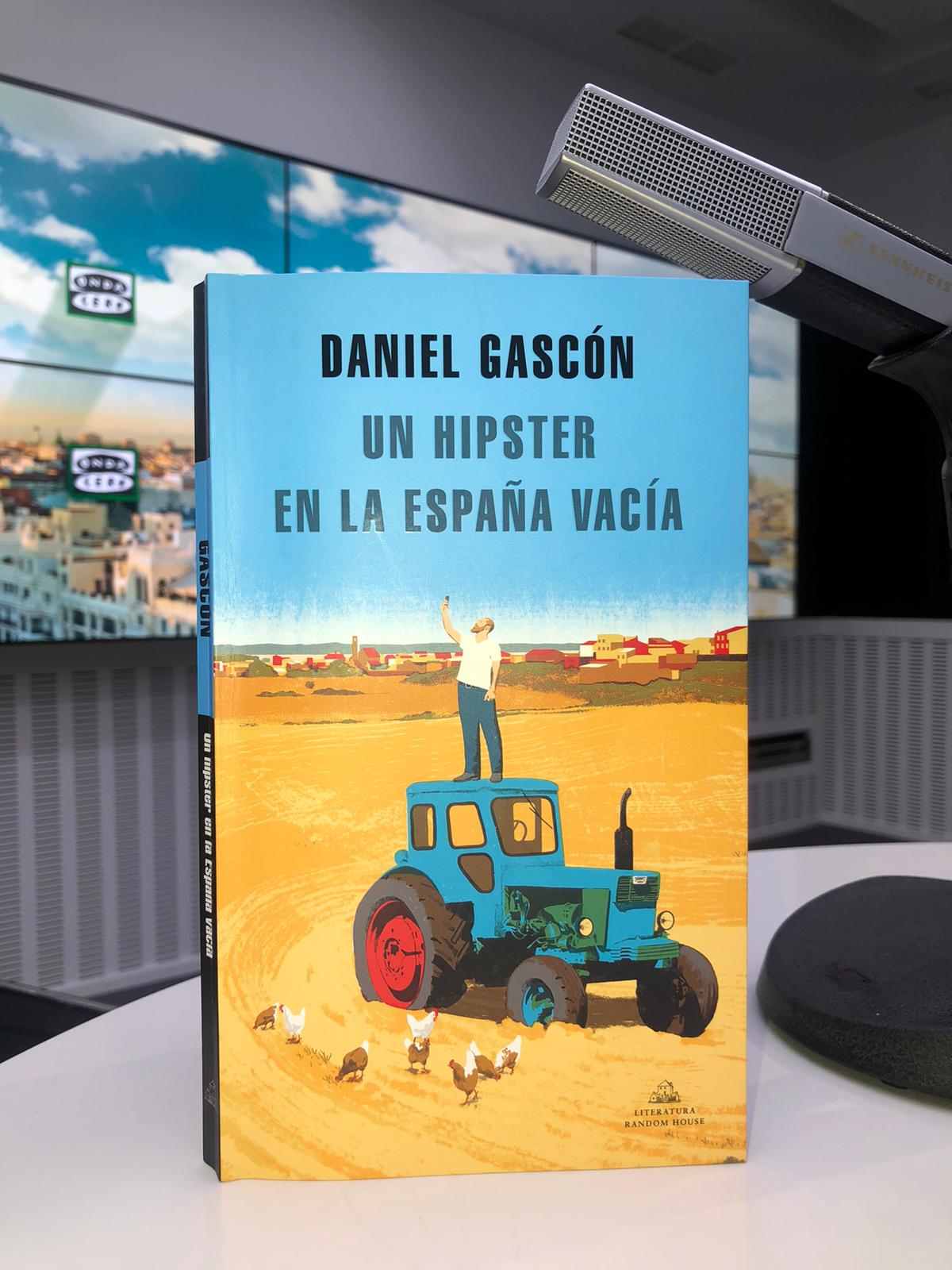 Daniel Gascón nos presenta su nuevo libro "Un hipster en la España vacía" Daniel Gascón nos presenta su nuevo libro "Un hipster en la España vacía"