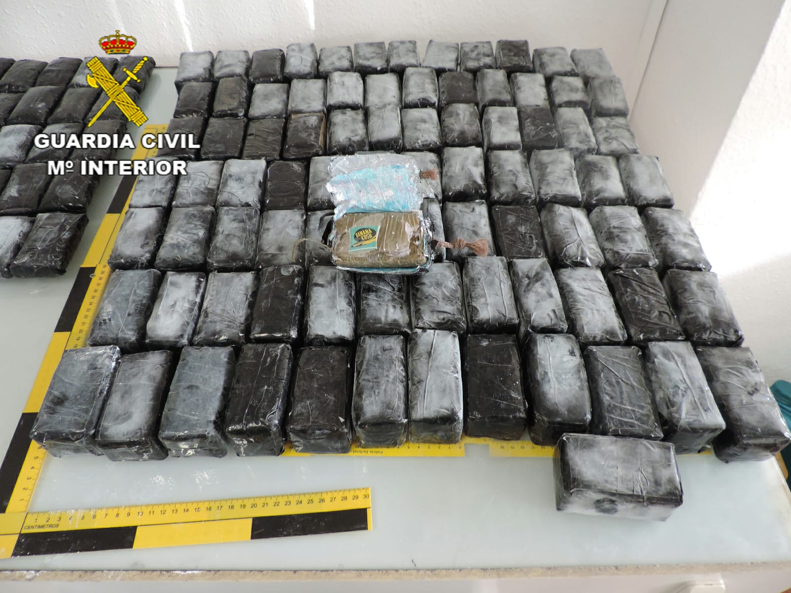 La Guardia Civil detiene a 5 personas e investiga a otras 6 más por tráfico de hachís en la A-4 La Guardia Civil detiene a 5 personas e investiga a otras 6 más por tráfico de hachís en la A-4
