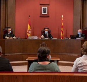 Els acusats davant el tribunal que els ha jutjat per desobediència Els acusats davant el tribunal que els ha jutjat per desobediència