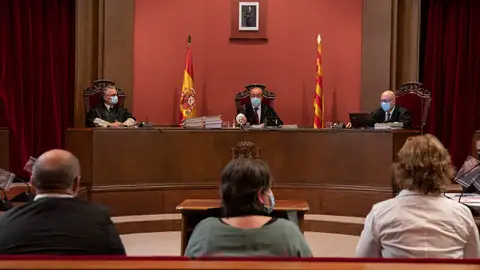 Els acusats davant el tribunal que els ha jutjat per desobediència Els acusats davant el tribunal que els ha jutjat per desobediència
