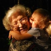 Nieta abrazando a abuela