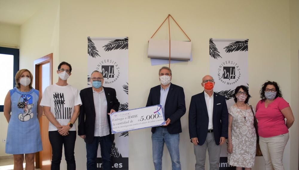 La Asociación de Novelda para ayuda a personas con cáncer dona 5.000 euros a un proyecto de investigación de la UMH