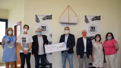 La Asociación de Novelda para ayuda a personas con cáncer dona 5.000 euros a un proyecto de investigación de la UMH INVESTIGACIÓN