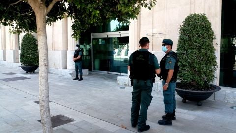 Registro de la guardia civil en la sede de la Autoridad Portuaria de Baleares en Palma