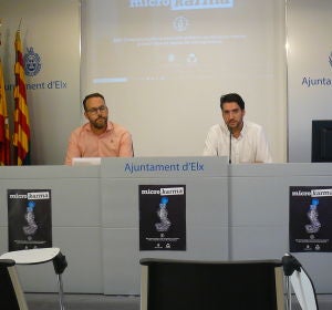 El concejal de Limpieza del Ayuntamiento de Elche Héctor Díez y el gerente de Cacahuete Comunicación, Eloy Licerán en la presentación de 'Microkarma' El concejal de Limpieza del Ayuntamiento de Elche Héctor Díez y el gerente de Cacahuete Comunicación, Eloy Licerán en la presentación de 'Microkarma'