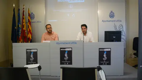 El concejal de Limpieza del Ayuntamiento de Elche Héctor Díez y el gerente de Cacahuete Comunicación, Eloy Licerán en la presentación de 'Microkarma' MEDIOAMBIENTE