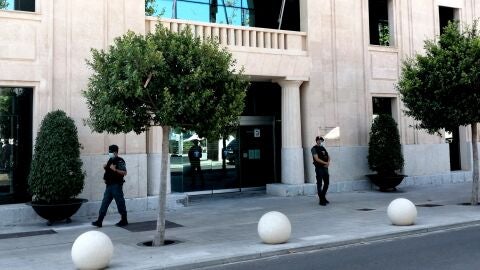 Registro de la guardia civil en la sede de la Autoridad Portuaria de Baleares en Palma