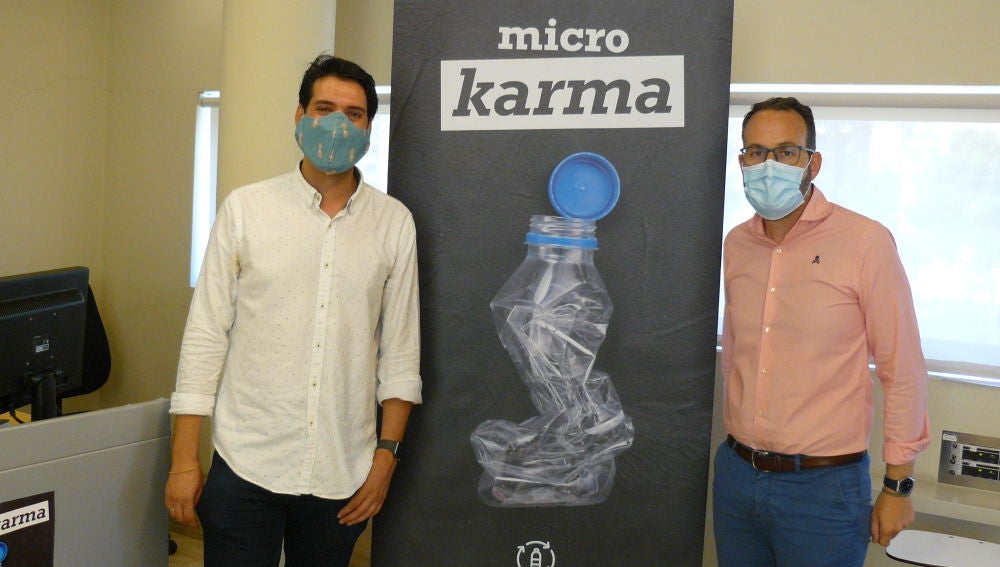 Eloy Licerán y el edil Héctor Díez frente al cartel de la campaña 'Microkarma'