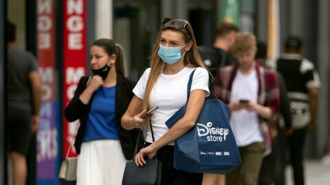Una mujer pasea por las calles de Londres