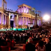 Imagen de archivo del acto de entrega de las Medallas de Extremadura celebrado en el teatro romano de Mérida