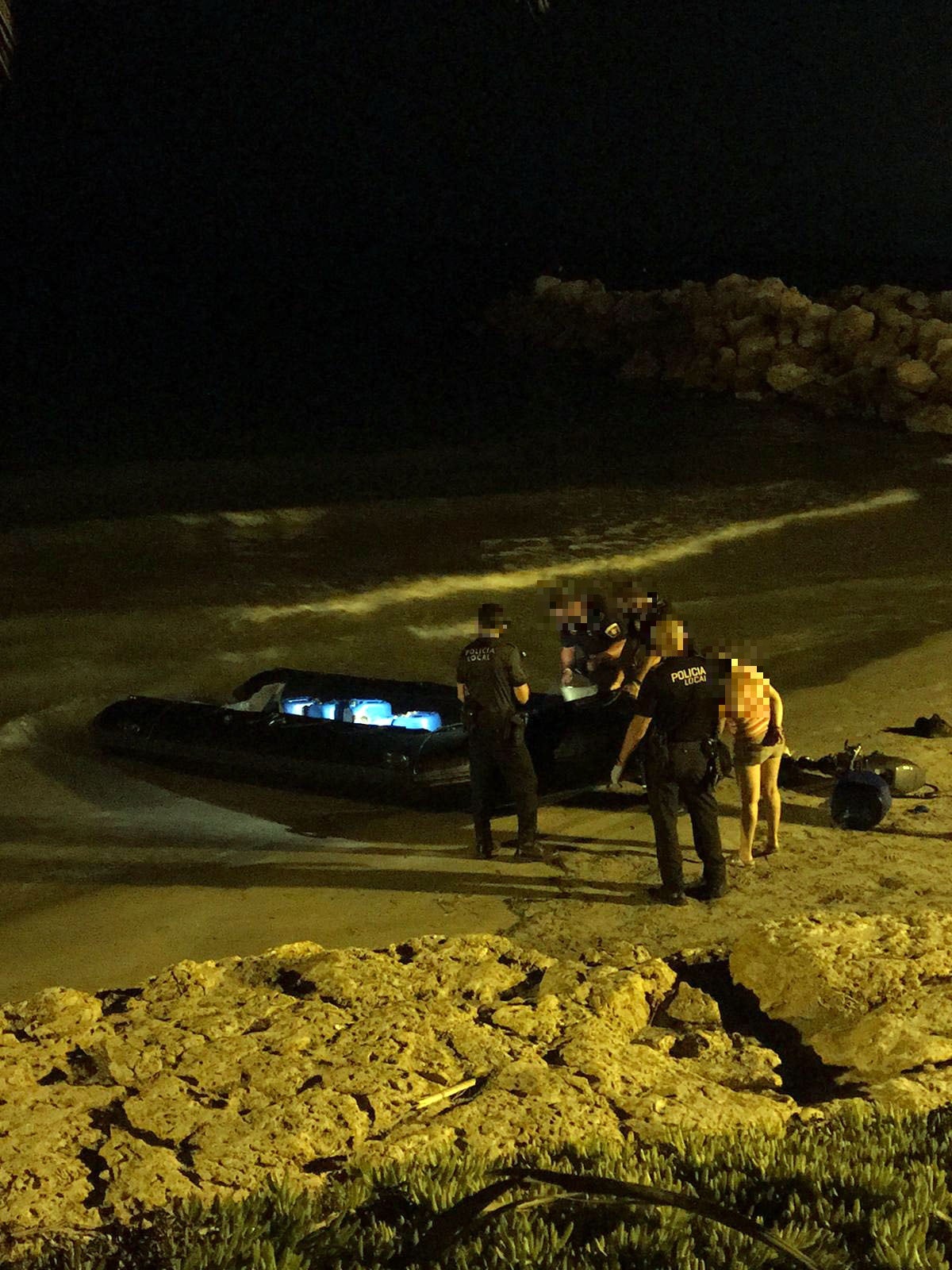 Interceptados 16 migrantes tras llegar en una lancha neumática a Santa Pola del Este Interceptados 16 migrantes tras llegar en una lancha neumática a Santa Pola del Este