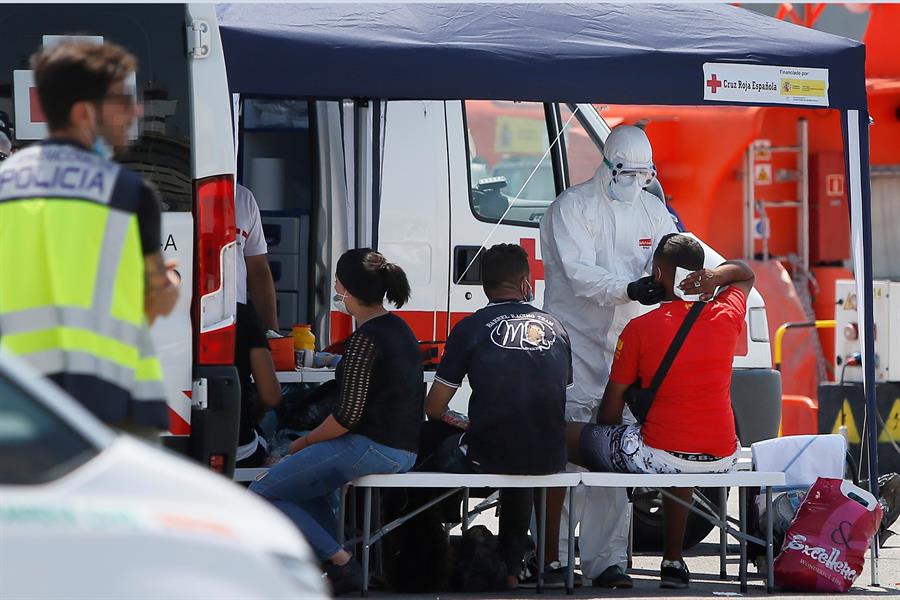 418 inmigrantes llegan a las costas de Murcia en 31 pateras, dos de ellos positivos en coronavirus 418 inmigrantes llegan a las costas de Murcia en 31 pateras, dos de ellos positivos en coronavirus