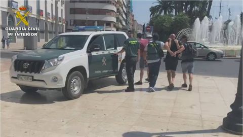 Momento de la detenci&oacute;n en Alicante de dos integrantes del grupo de traficantes.