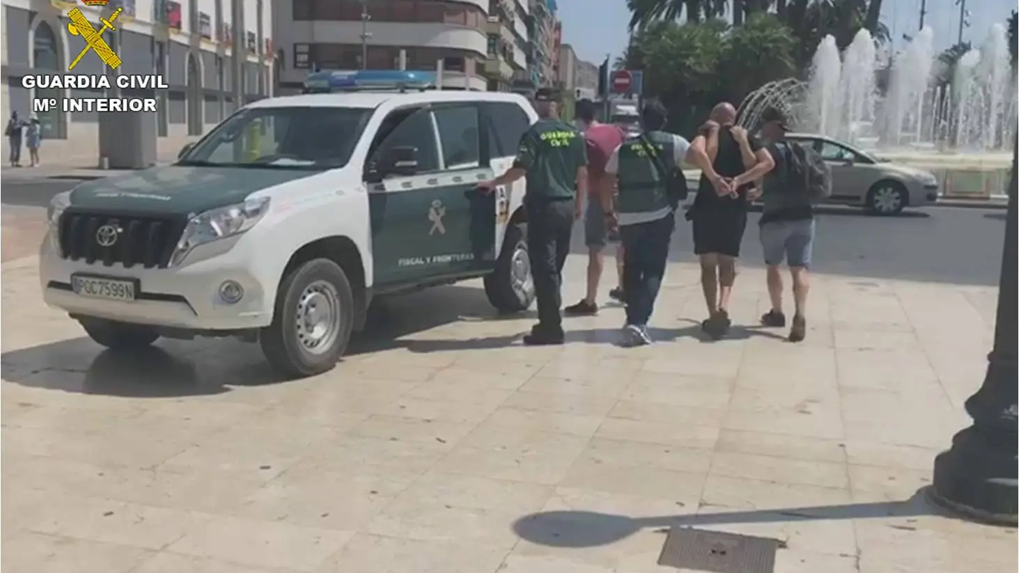 Momento de la detención en Alicante de dos integrantes del grupo de traficantes. Momento de la detención en Alicante de dos integrantes del grupo de traficantes.