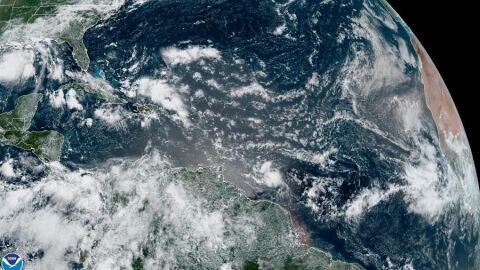 Hanna se encontraba esta madrugada a unas 55 millas (85 kil&oacute;metros) al oeste de McAllen (Texas, EE.UU.) y a unas 110 millas (175 kil&oacute;metros) al este noreste de Monterrey (M&eacute;xico), detalla el &uacute;ltimo bolet&iacute;n del NHC. EFE/NHC