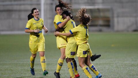 Las jugadoras de La Solana celebran el gol de Gabi
