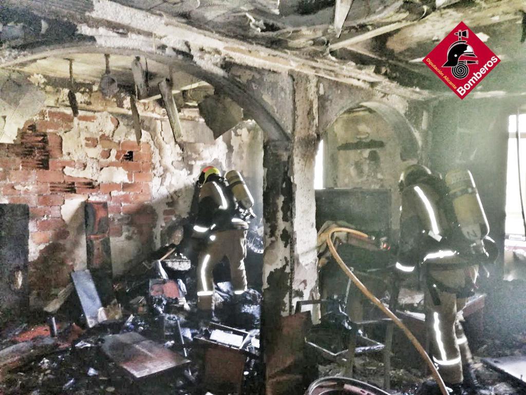 Los bomberos rescatan a un perro atrapado en el balcón de una vivienda tras un incendio en Elche Los bomberos rescatan a un perro atrapado en el balcón de una vivienda tras un incendio en Elche